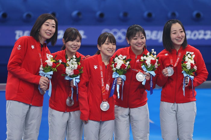 北京五輪で銀メダルを獲得したカーリング女子チーム「ロコ・ソラーレ」/(左から)石崎琴美選手、吉田夕梨花選手、鈴木夕湖選手、吉田知那美選手、藤沢五月選手/Photo by Getty Images