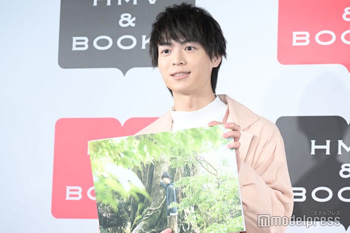 お気に入りカットを紹介する溝口琢矢(C)モデルプレス