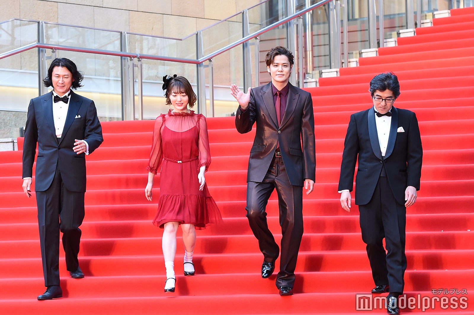 （中央）花澤香菜、宮野真守 （C）モデルプレス