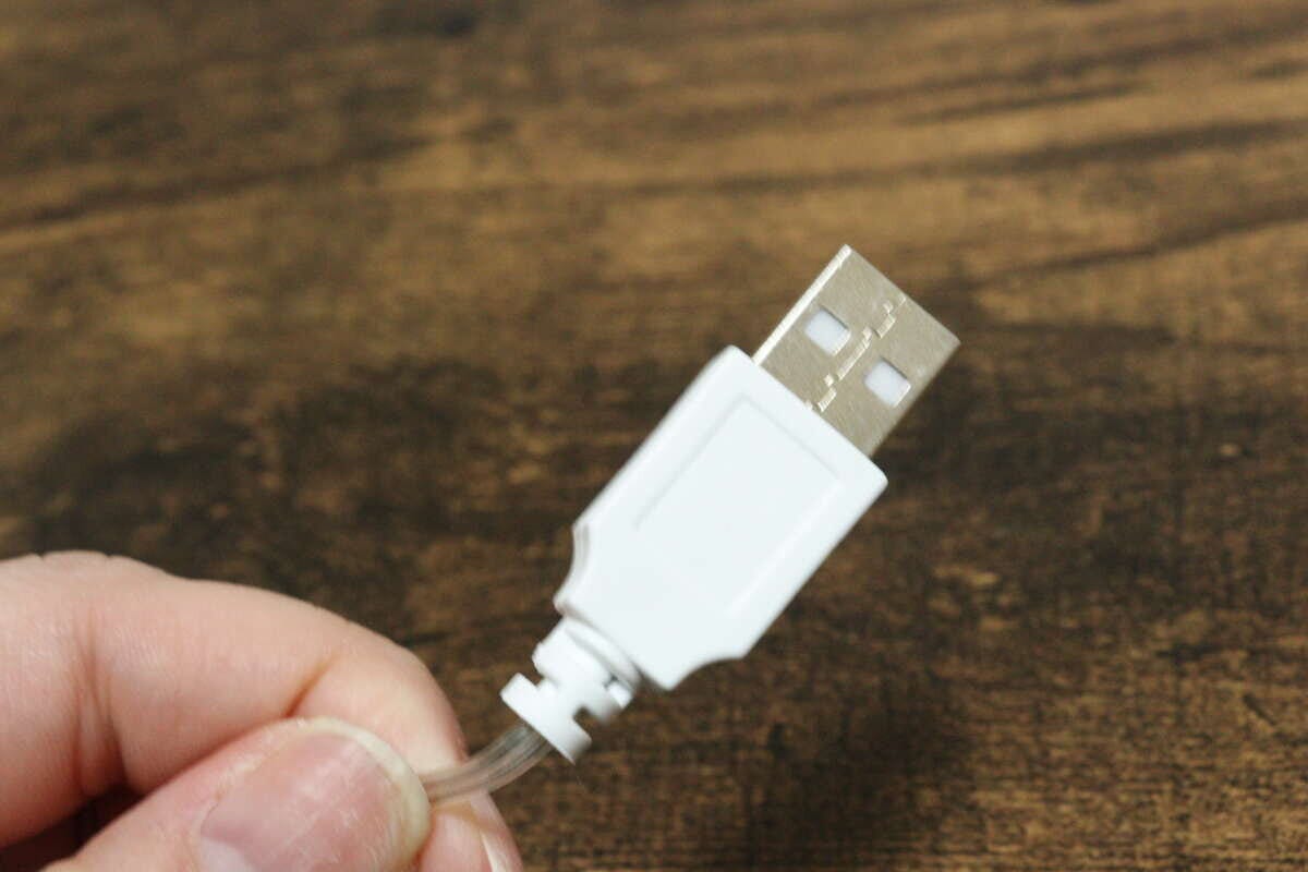 ダイソーのガーランドライト（10LED、結晶、USBタイプ）のコネクター