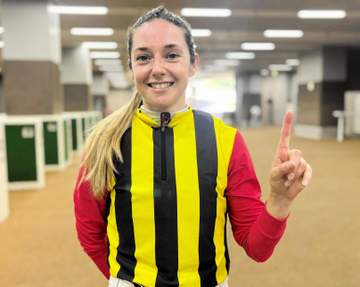 約1カ月ぶりの勝利に笑顔 ミシェル騎手が来日3勝目「勝ちました！」