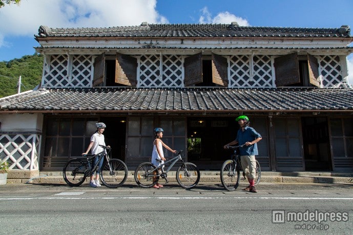 明治時代から昭和初期の家や蔵が並ぶ、なまこ壁の小路をサイクリング／画像提供：静岡県