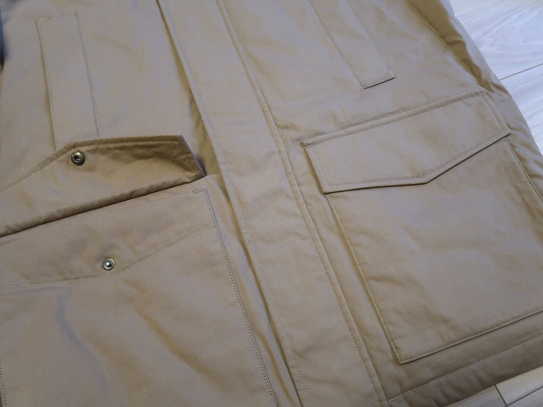 フロントの下側には大きめのフラップポケットも