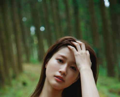 生見愛瑠、美デコルテ際立つ“普段とは違う大人な姿”披露 縁の深い特別な場所で撮影