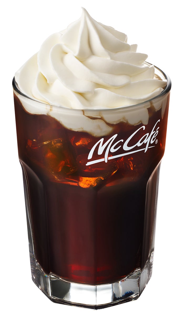 マックカフェ、「アイスウィンナーコーヒー」登場　ホイップクリームとアイスアメリカーノのリッチな味わい／画像提供：日本マクドナルド