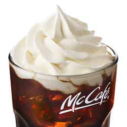 マックカフェ、「アイスウィンナーコーヒー」登場　ホイップクリームとアイスアメリカーノのリッチな味わい／画像提供：日本マクドナルド