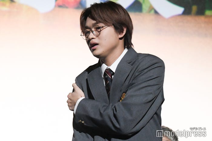 腕相撲に負けた大倉空人(C)モデルプレス