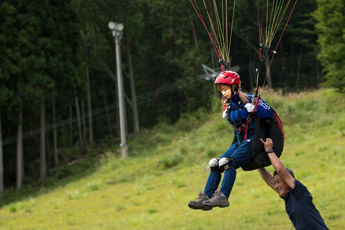 パラグライダーに挑戦(写真提供:MBS)