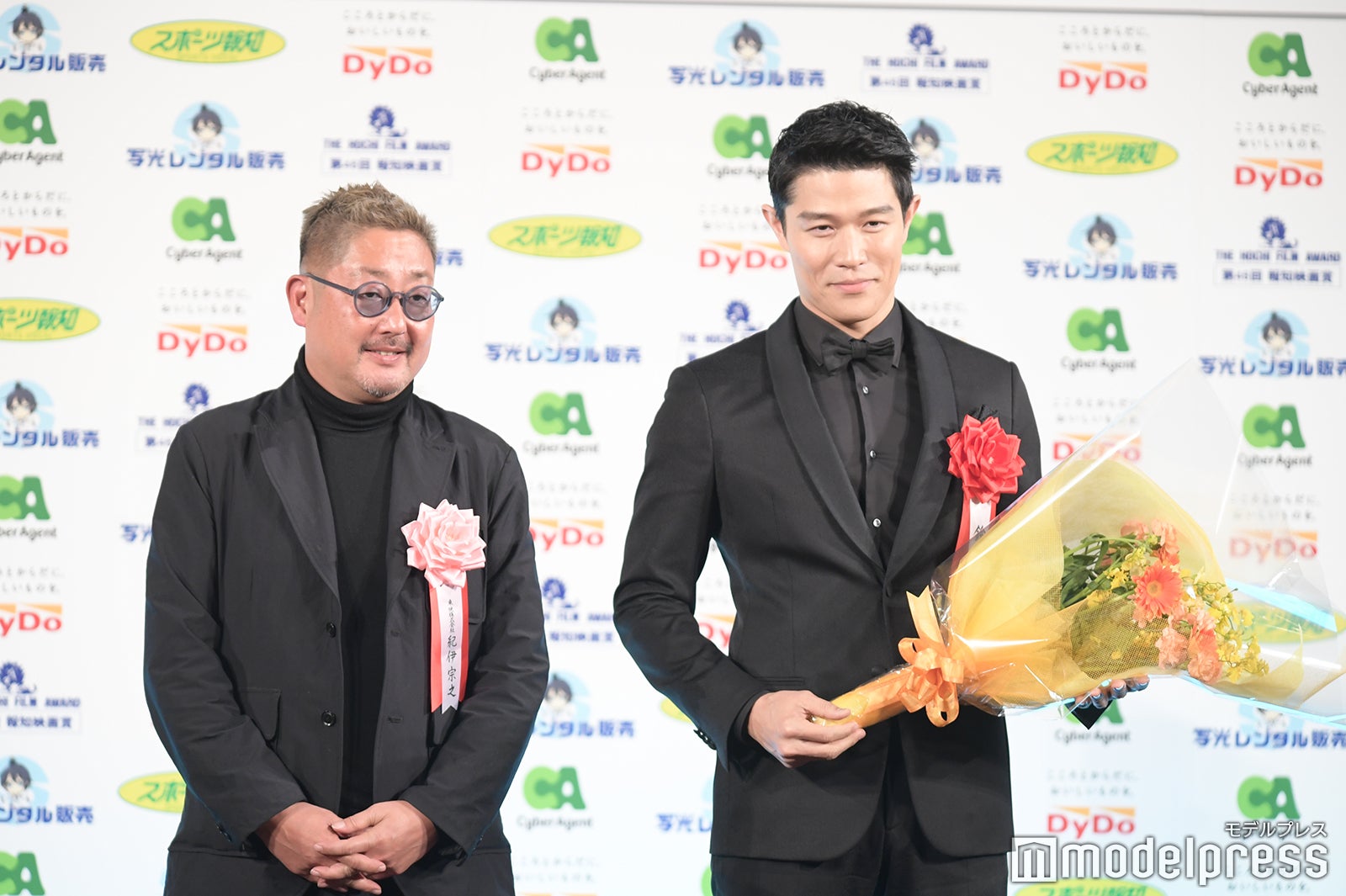 （右）鈴木亮平（C）モデルプレス