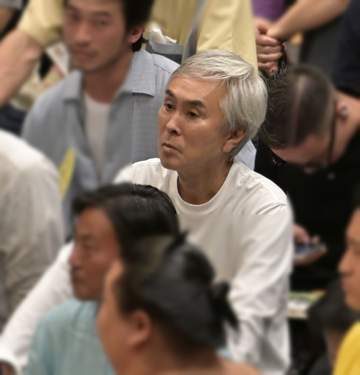 「おるやんか」「似てる人かと思ったら」秋場所初日に著名人が多数姿 白髪の大物に、人気俳優も「いつもの場所にいつものイケメンが」