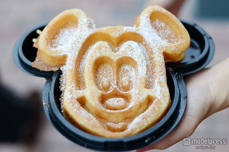 ミッキーワッフルHK＄50（写真はクリスマス限定バージョン、2016年1月3日まで）