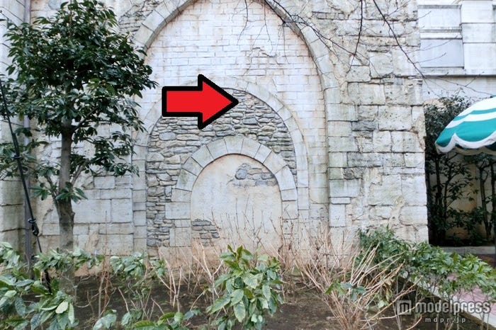 「ピクニックエリア」ミラコスタ側の壁に注目