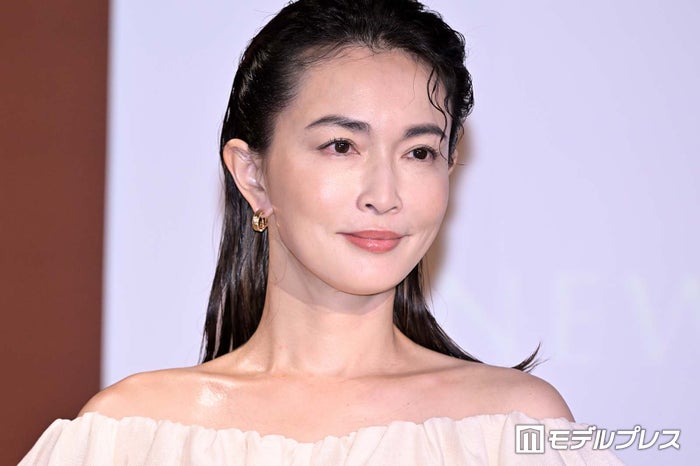 長谷川京子、ミニ丈ボトムスからスラリ美脚披露「スタイル抜群」「コーディネート真似したい」