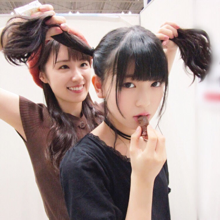 高山一実にもてあそばれる岩本蓮加（撮影：吉田綾乃クリスティー／提供写真）