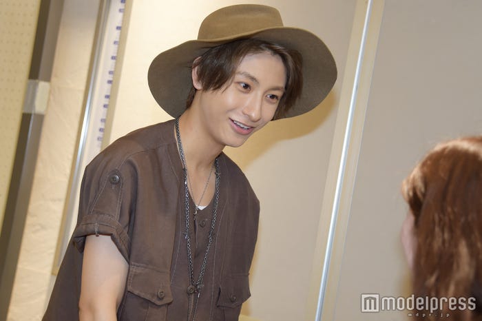 ファンとの交流を楽しむ與真司郎(C)モデルプレス