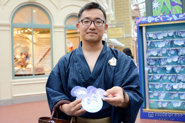 ウィッシングカードを配布するキャスト(TDL)