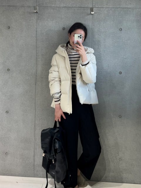 ユニクロ　ダウン　白　コーデ　ワイドパンツ