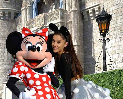 アリアナ・グランデ、米ディズニーでパフォーマンス ミニーと可愛すぎる2ショットも
