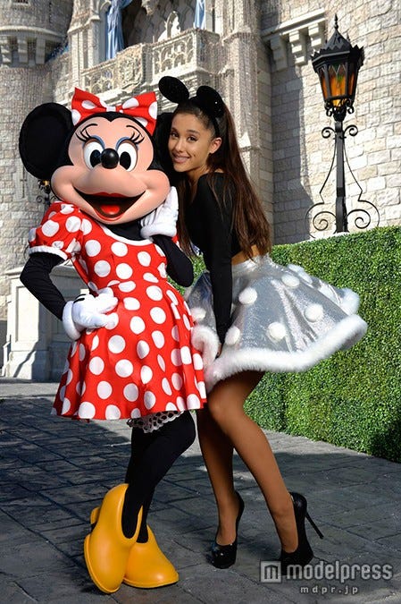 ミニーマウス＆アリアナ・グランデの可愛すぎる2ショット（C）Disney【モデルプレス】