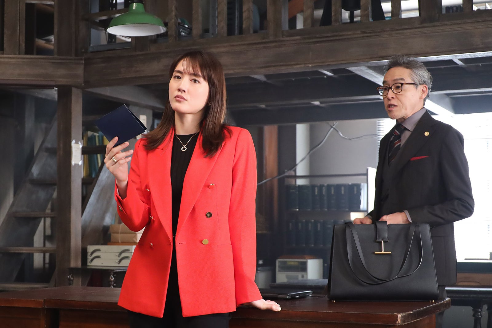 綾瀬はるか、浅野和之／「元彼の遺言状」第5話より（C）フジテレビ