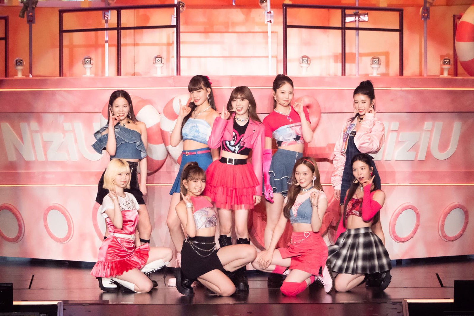 NiziU、サプライズに涙 初の単独ライブツアー完走