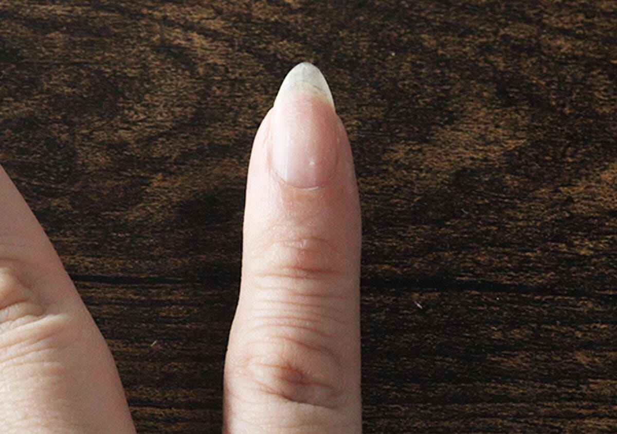 ネイルを塗る前の何も塗られていない女性の爪