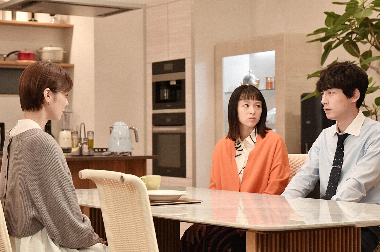 倉科カナ、清野菜名、坂口健太郎／「婚姻届に判を捺しただけですが」第5話より（C）TBS