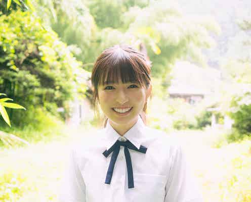 乃木坂46小川彩、“夏”の儚さ&透明感強調 制服姿で青春グラビア