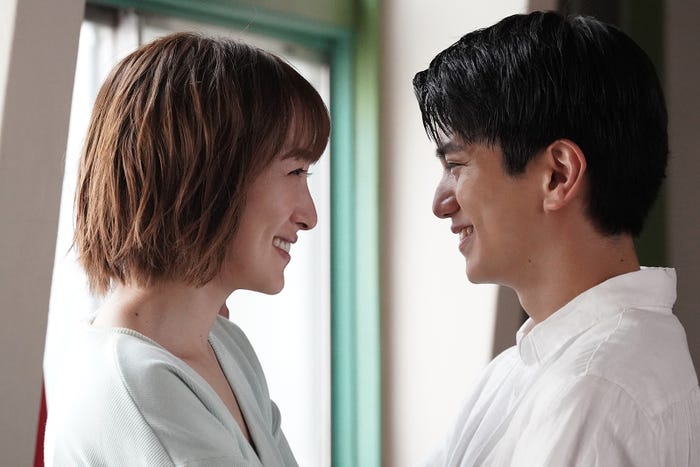 高梨臨、正門良規(C)テレビ朝日