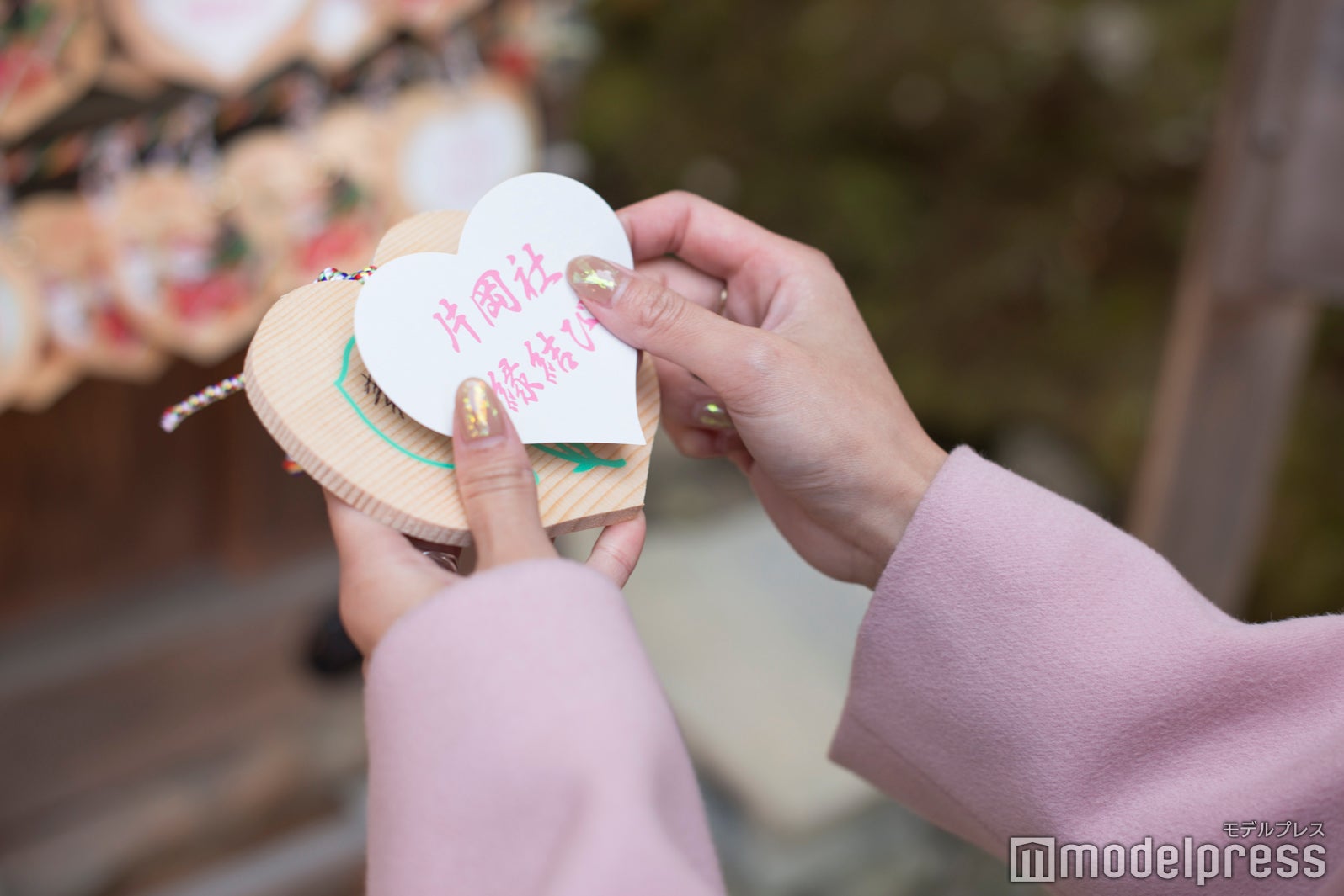 良縁成就の絵馬にはシールを貼れる（C）モデルプレス