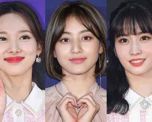 TWICEジヒョ・モモ・ナヨン、美デコルテ&腹筋際立つ大胆肌見せ密着ショット「美しすぎる」「スタイル抜群」と絶賛の声