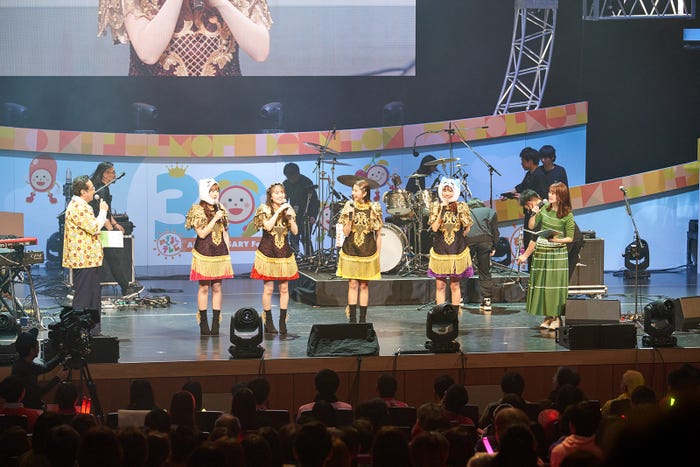 三宅正治アナウンサー、ももいろクローバーZ、井上清華アナウンサー(提供写真)