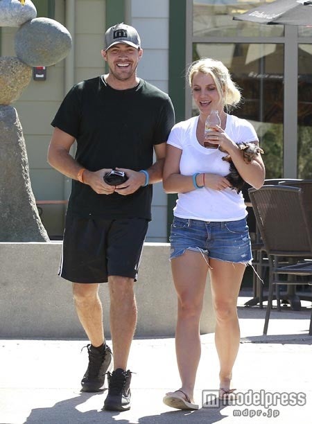 トレーニングの後、恋人のデヴィッドと。たるみはないけれど、がっしり系のブリちゃん。x17online.com / Zeta Image