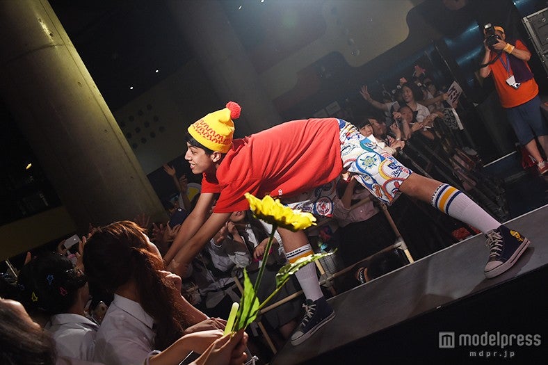 女子高生とハイタッチ