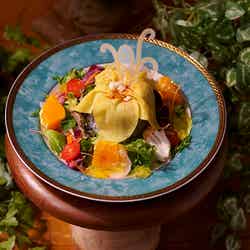 <魔法の花>不思議な力のオムライス税込1,859円(C)Disney