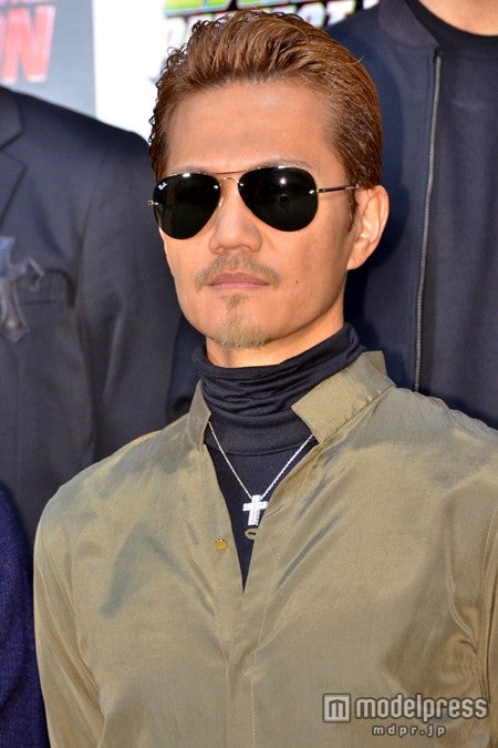 EXILE・ATSUSHI、サングラス外し「恥ずかしい」と大照れ - モデルプレス