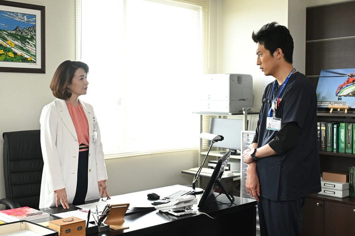 檀れい、杉野遥亮「マウンテンドクター」第9話より(C)カンテレ