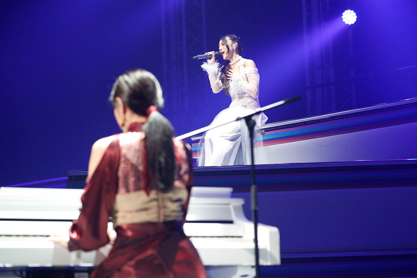 Shizukaとピアノを弾く鷲尾伶菜（提供写真）