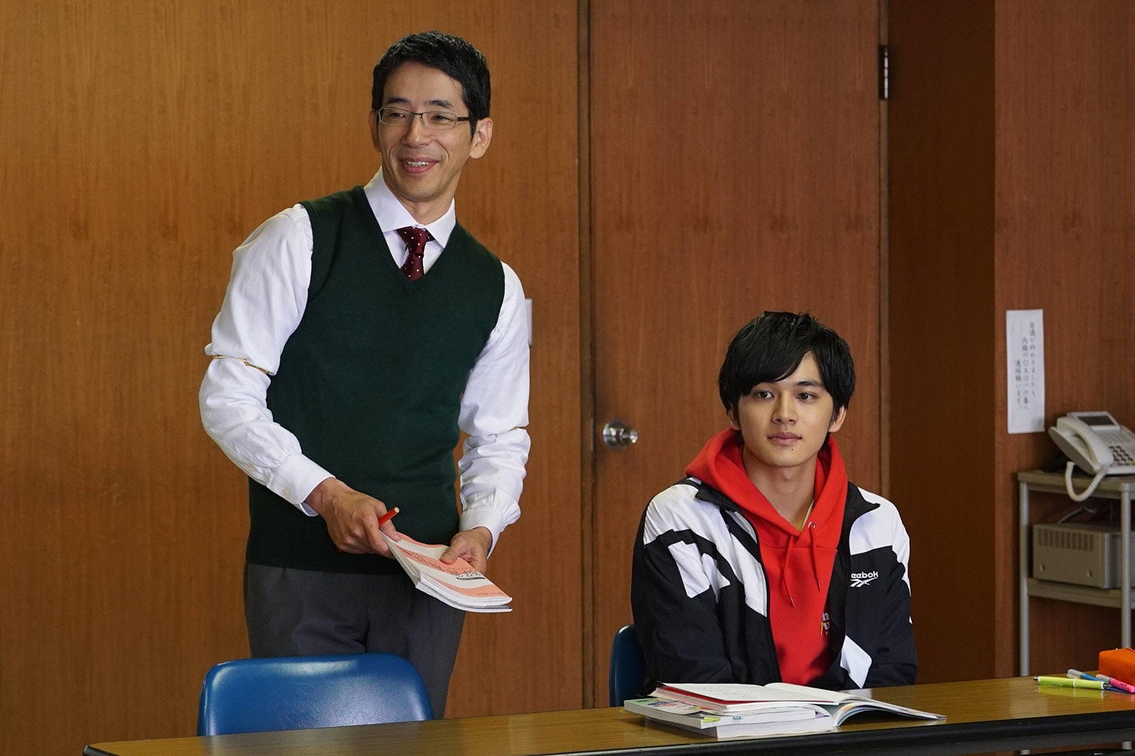 野間口徹、北村匠海／「隣の家族は青く見える」第8話より（C）フジテレビ