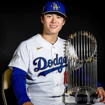 ドジャース 山本由伸が金ユニで笑顔 開幕戦で着用 ワールドシリーズ王者のみの特別仕様