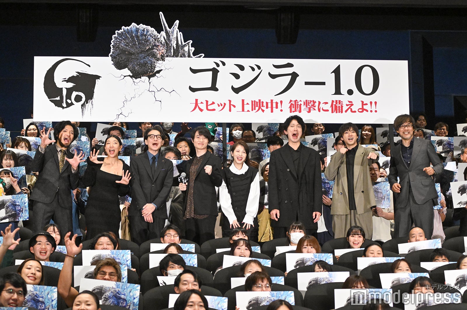 （左から）青木崇高、安藤サクラ、吉岡秀隆、神木隆之介、浜辺美波、佐々木蔵之介、山田裕貴、山崎貴監督（C）モデルプレス