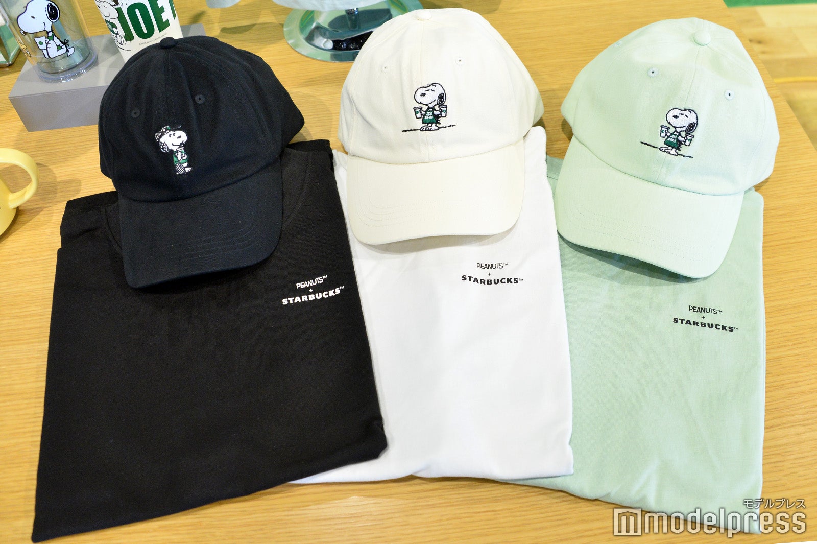 PEANUTS ベースボールキャップ ¥3,900、PEANUTS Tシャツ¥4,400（C）モデルプレス