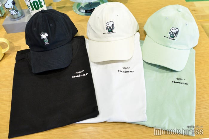 PEANUTS ベースボールキャップ ¥3,900、PEANUTS Tシャツ¥4,400(C)モデルプレス