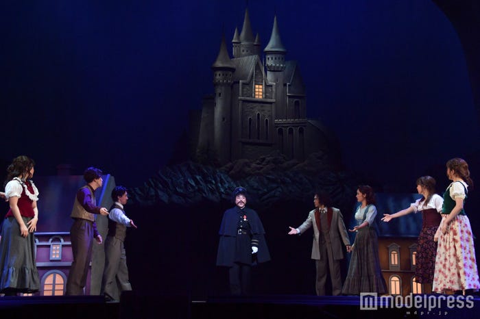 ムロ演じるケンプ警部のシーンから作品は幕を開ける(C)モデルプレス