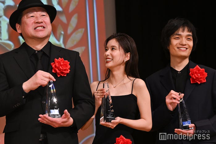 佐藤二朗を見つめ笑う芳根京子、岡山天音(C)モデルプレス