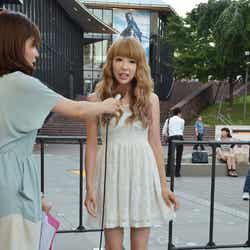 「男を落とす勝負服」日菜あこ/レースのミニワンピースにブラウンのサンダル。サンダルは「しまむら」で購入の安カワファッション