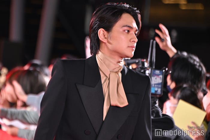 ファンから声援を受けながらレッドカーペットを歩く北村匠海(C)モデルプレス