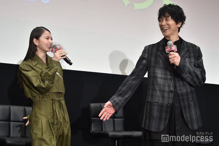 観客との近距離に笑ってしまう齋藤飛鳥と佐々木蔵之介(C)モデルプレス