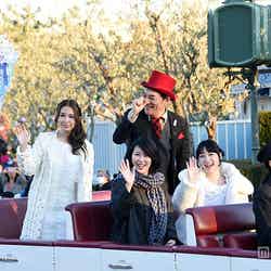 ディズニー「アナ雪」イベント初日にサプライズ登場（前列左から）May J. 、松たか子、（後列左から）ピエール瀧、神田沙也加