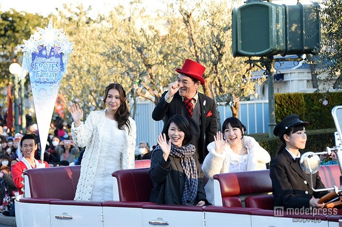 ディズニー「アナ雪」イベント初日にサプライズ登場(前列左から)May J. 、松たか子、(後列左から)ピエール瀧、神田沙也加